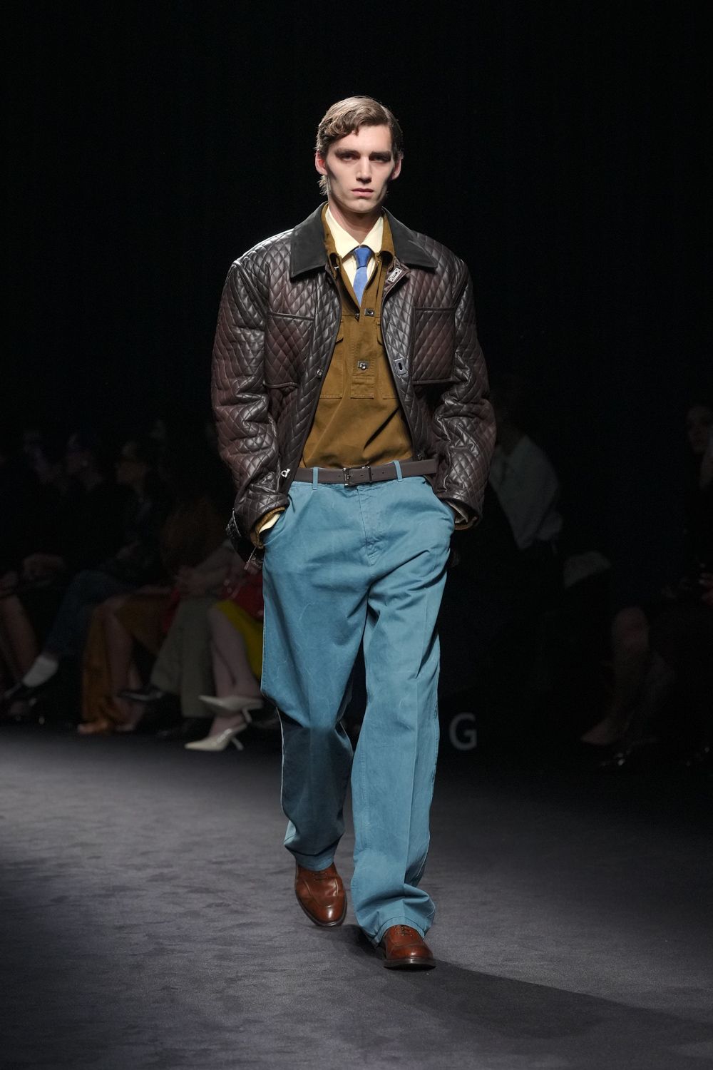 Ferragamo以深海蓝与焦糖棕构建冷静秩序，结构大衣、皮革套装与学院式男装混搭登场，在经典意式工艺之上强化当代权力感-顽石频道趋势研究